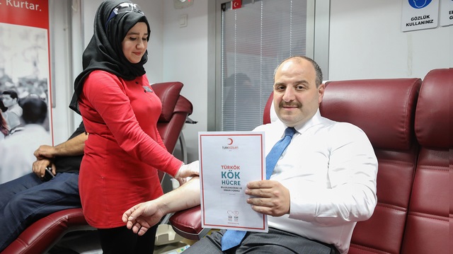 Sanayi ve Teknoloji Bakanı Mustafa Varank, kan bağışında bulunarak kemik iliği donörü oldu.
