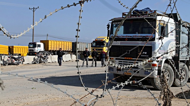 الاحتلال الإسرائيلي يغلق معبرين بغزة وتلقص مساحة الصيد
