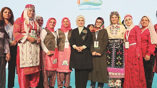 Tarımda Kadın Girişimciliğin Güçlendirilmesi Projesi Yarışması’nda ilk üç dereceye girenlere ödüllerini veren Emine Erdoğan, programın sonunda kadınlarla hatıra fotoğrafı çektirdi ve stantları gezdi.