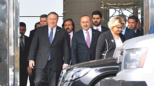 Dışişleri Bakanı Mevlüt Çavuşoğlu, görüşme sonrası mevkidaşı Mike Pompeo'yu havalimanından uğurladı.