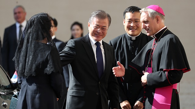 South Korean President Moon Jae-in and his wife Kim Jung-sook are welcomed as they arrive to attend a meeting with Pope Francis at the Vatican, October 18, 2018