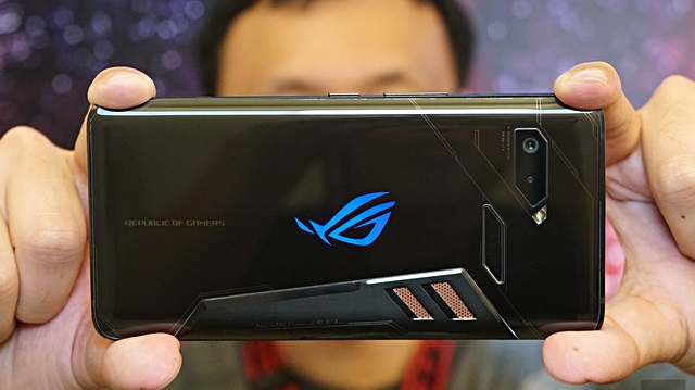 Asus'un oyuncular için geliştirdiği ROG Phone listenin en üst sırasında yer alıyor. 