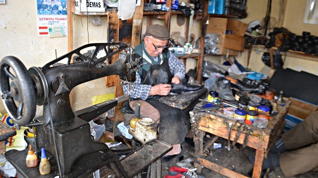 En eski ayakkabı tamircisi zanaatı bıraktı