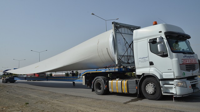 68 Metre Uzunlugundaki Ruzgar Turbininin Kanadi Tirlarla Tasindi