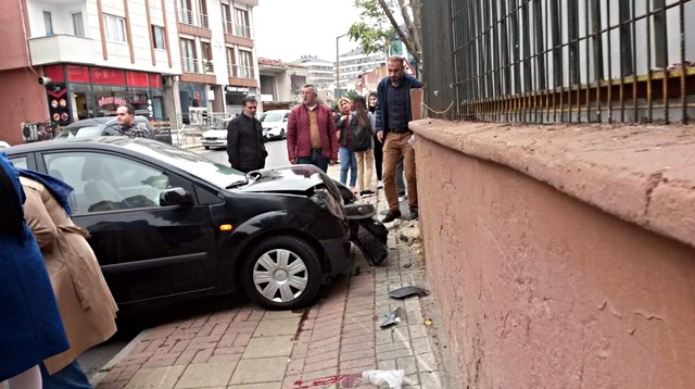 Kaza sırasında 2 öğrenci duvar ile araba arasında sıkıştı.