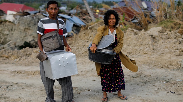 Endonezya'da meydana gelen deprem sonrası evlerinden ayrılan halk... 