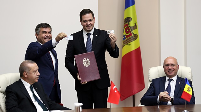 AB Başkanı Kaymakçı ile Moldova Dışişleri Bakanı Ulianovschi  iki ülke arasında kimlikle seyahate atfen kimliklerini çıkararak iki lidere gösterdi.