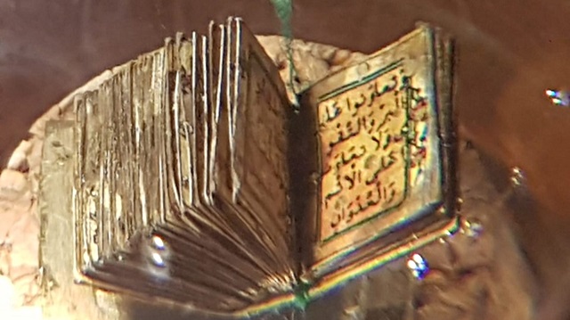 Necati Korkmaz'ın 3 buçuk yılda yazdığı Kur'an'ı Kerim,  bir santimden küçük.