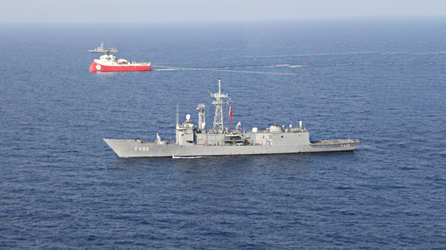 Barbaros Gemisi, Türk Donanması korumasında faaliyetlerine devam ediyor.  