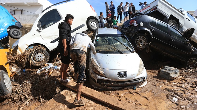 Tunus'u etkisi altına alan aşırı yağışlar sonucu pek çok araç kullanılamaz hale geldi.
