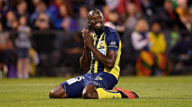 Usain Bolt futbol kariyerine hızlı başlamış ve oynanan hazırlık maçında iki gol atmıştı.