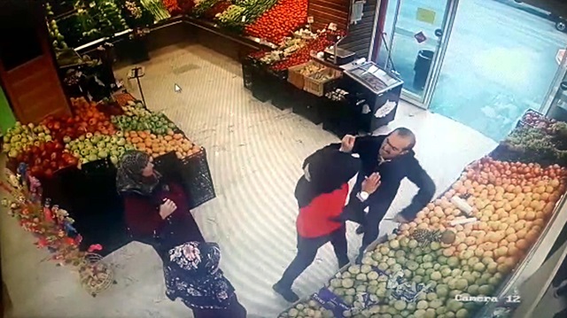 Genç kadını vahşice bıçaklayan adamın görüntüleri marketin güvenlik kamerasına yansıdı.