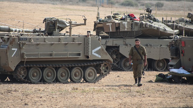 İşgalci İsrail ordusu, Gazze sınırına onlarca tank ve asker yığarak yeni bir saldırının sinyallerini veriyor.