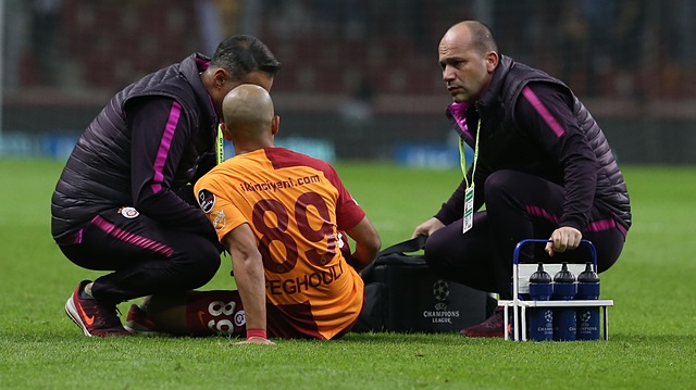 Galatasaray-Bursaspor maçının ilk 20 dakikasında sakatlanan futbolculardan Feghouli, kendini yere bıraktı ve oyuna devam edemedi.