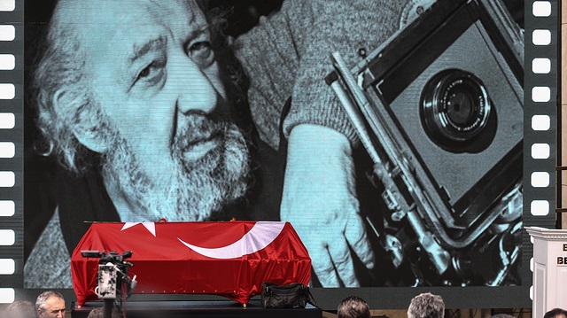 İstanbul'da düzenlenen törende, Ara Güler'in tabutunun yer aldığı sahneye usta sanatçının fotoğrafları yansıtıldı. 