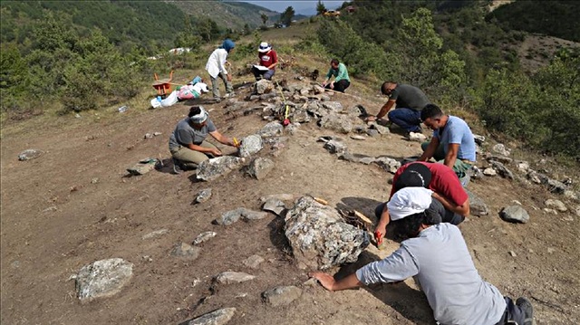 Kazılarda sürtme taş endüstrisinin bütün aşamalarının takip edebileceği bir taş işlik bulundu.