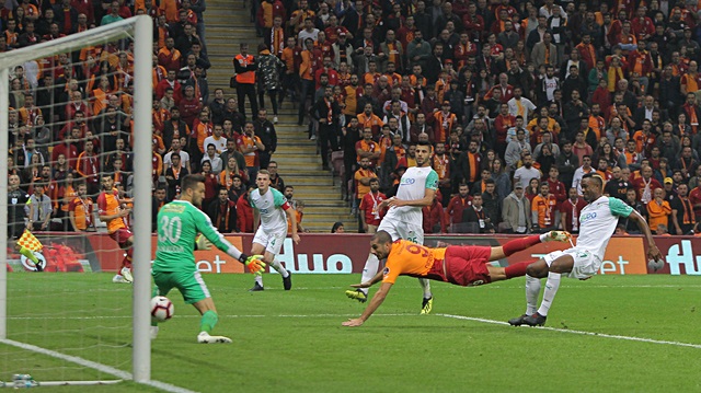 Spor Toto Süper Lig'de Galatasaray kendi evinde Bursaspor ile 1-1 berabere kaldı.