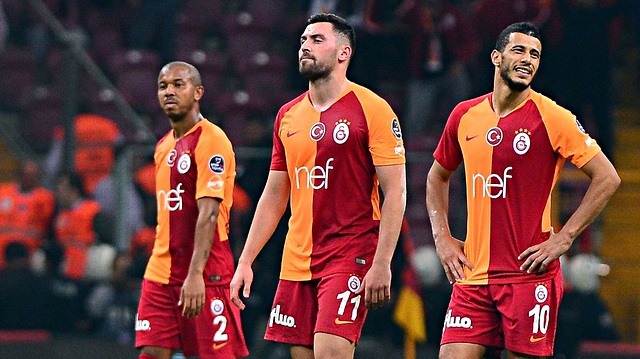 Galatasaraylı futbolcular yaşanan puan kaybının ardından büyük üzüntü yaşadı.