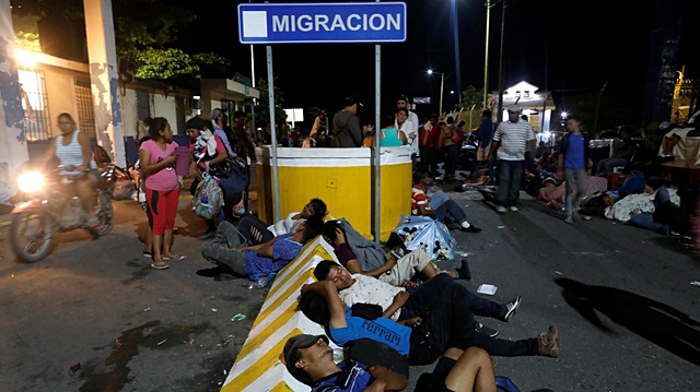 Hundreds of Central American migrants bedded down overnight on a bridge separating Guatemala and Mexico