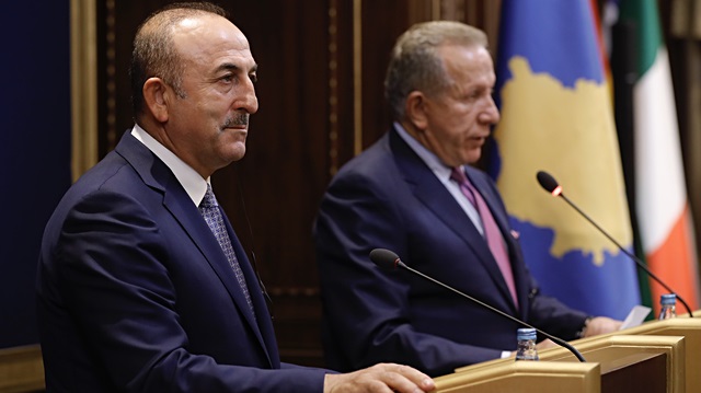 وزير الخارجية التركي ونظيره الكوسوفي أثناء مؤتمر صحفي