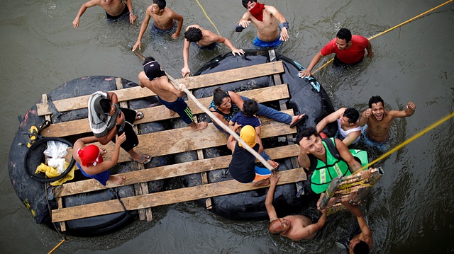 Sınırda ve köprüde alınan yoğun güvenlik önlemlerine rağmen göçmenler, çareyi yüzerek geçmekte buldu.