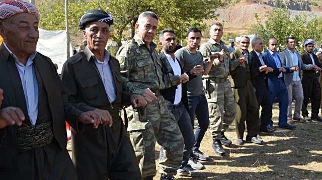 Aktütün'deki düğünde bölge halkı ve askerler kol kola halay çekti. 