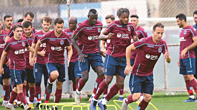 Trabzonspor, rakibi karşısında sahadan galibiyetle ayrılarak istikrar yakalamak istiyor. 