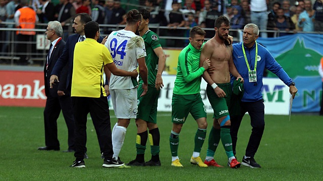 Uğur Demirok, Rizespor ile oynanan maçın son düdüğünün ardından formasını tribünlere göstermiş ve tepkilere cevap vermişti.