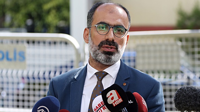 Türk Arap Medya Derneği Başkanı Turan Kışlakçı konsolosluk önünde basın açıklaması yaptı.