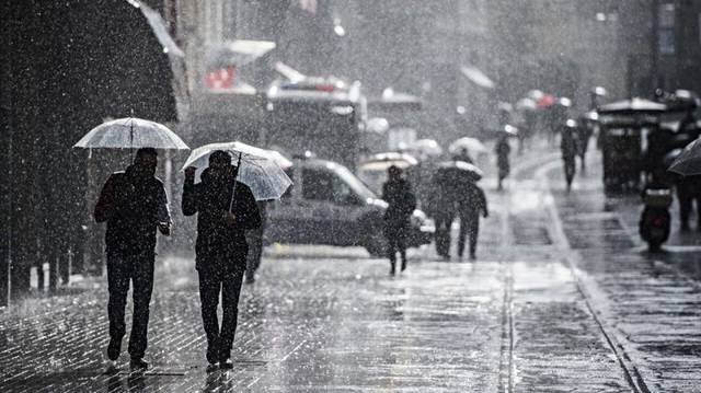 Sağanak yağış kimi yerlerde hayatı olumsuz etkilerken, vatandaşlar şemsiyelerle ıslanmamak için önlem aldı.