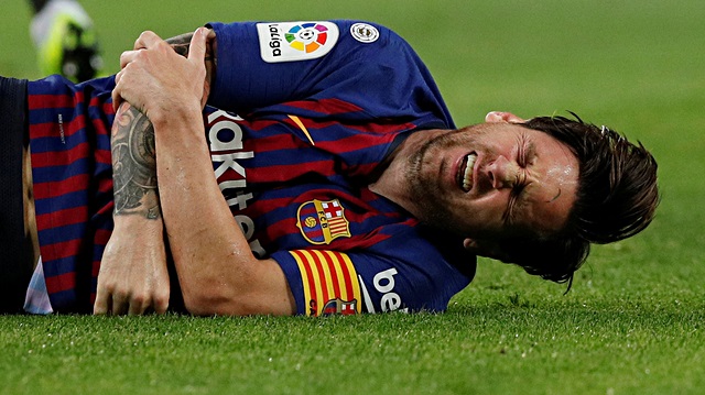 Lionel Messi kolunun üzerine düştü ve acı içerisinde yerde kaldı.