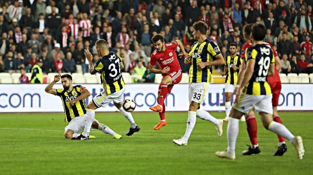 Fenerbahçe 9 haftada topladığı 9 puanla 15. sırada yer adlı.