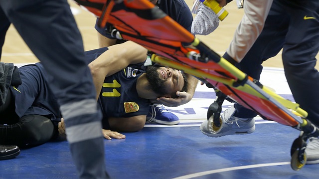 Sarı-lacivertli oyuncu maçta acılar içerisinde yerde kaldı.