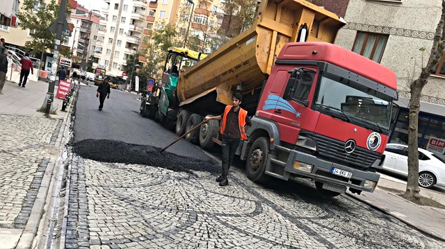 Belediye ekiplerinin asfalt çalışmalarının ardından sokağın görünümü zift yığınına döndü.