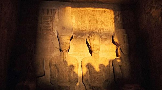 الشمس تتعامد على وجه فرعون مصر الشهير