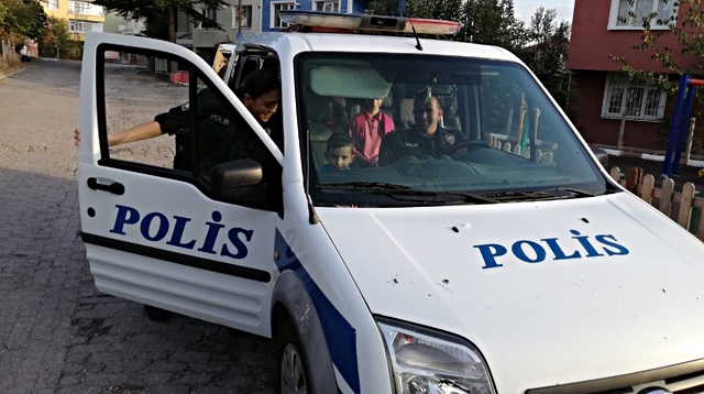 Yiğit Efe'ye çikolata ve oyuncak alan polisler, okula kadar eşlik etti.