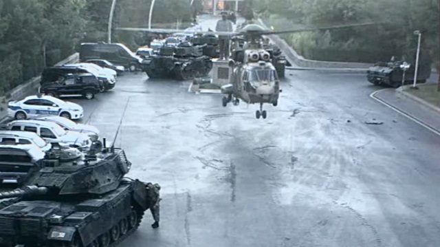 16 Temmuz sabahı, bir grup asker helikopterden çok sayıda mühimmat ve silah indiriyor.