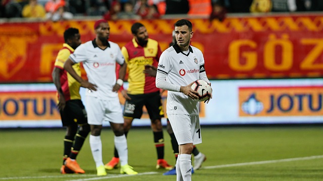 Oğuzhan Özyakup Göztepe karşısında kazanılan penaltıyı gole çeviremedi.