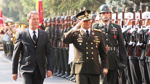Milli Savunma Bakanı Hulusi Akar, Venezuelalı mevkidaşı Vladimir Padrino ile bakanlıkta bir araya geldi. Askeri karşılama töreninin ardından ikili görüşmelere geçildi.