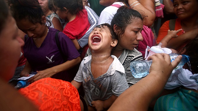 'Karavan' denilen mülteci topluluğu, Honduras, Guatemala ve Meksika'dan ABD sınırına geldi. Göçmenler arasında çok sayıda çocuk açlık çekiyor. 