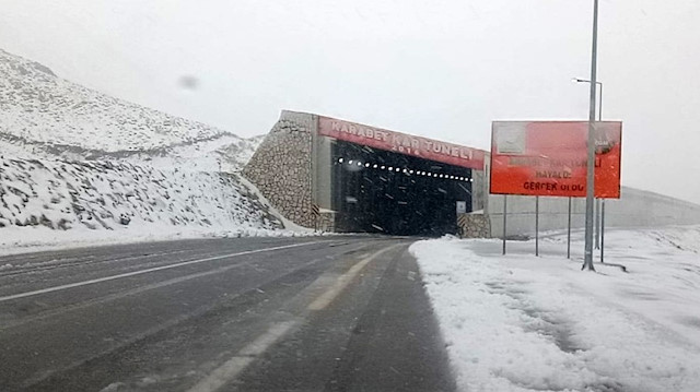 Karabet Geçidi'nde kar yağışı nedeniyle trafikte aksama yaşandı. 