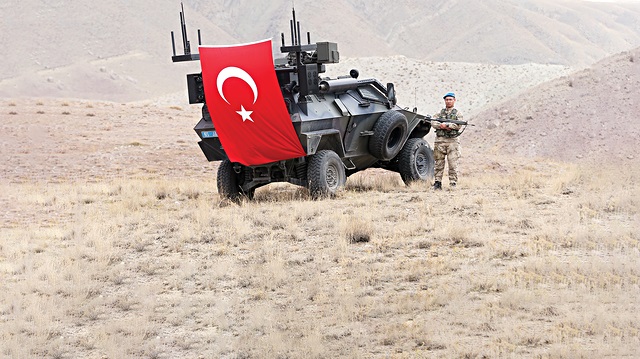 Şehidin silah arkadaşları araçlarına Türk bayrağı astı.