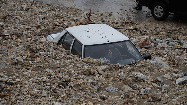 Meydan köyünde şiddetli yağış nedeniyle meydana gelen heyelan otomobilleri yuttu.