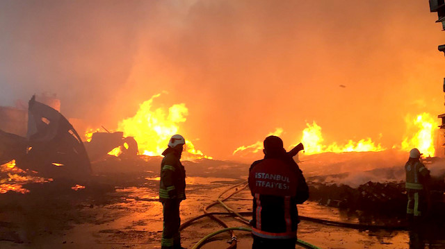 Esenyurt'ta 3 fabrikada yangın: Yangına 98 araç ve 180 personelle müdahale edildi