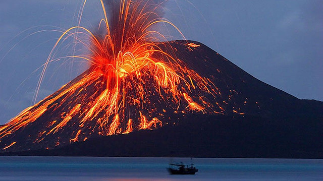 Anak Krakatau (Krakatau'nun Çocuğu) Yanardağı