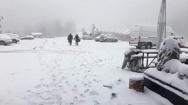 Kocaeli’nin kayak merkezi olan Kartepe’ye yılın ilk karı düştü. 
