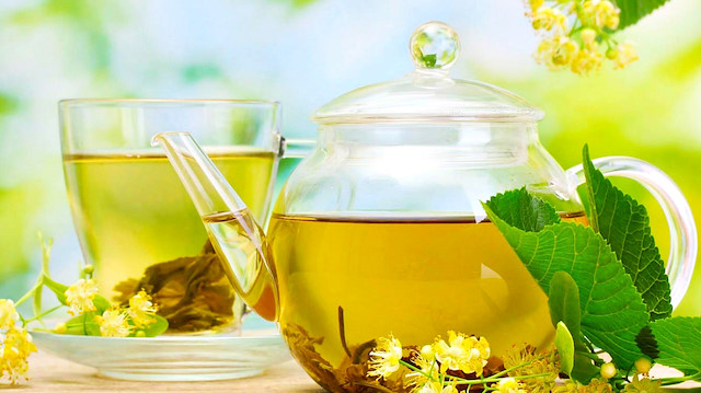 Ihlamur, kuşburnu, ada çayı ve bol limonlu yeşil çay bağışıklık sistemini güçlendiriyor.