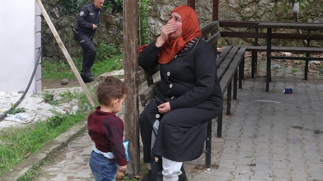 Suriyeli anne yanan evini görünce gözyaşlarını tutamadı. 