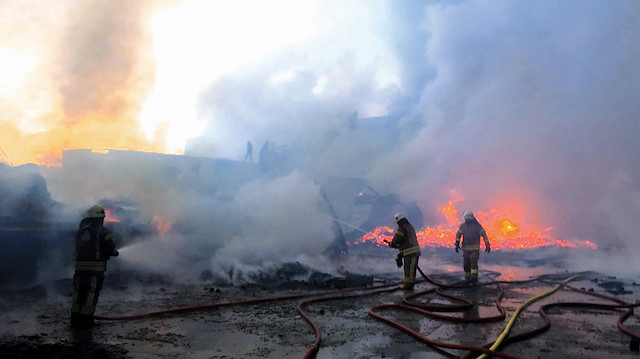 Palet fabrikasında dün sabah saatlerinde henüz belirlenemeyen bir nedenle yangın çıktı
