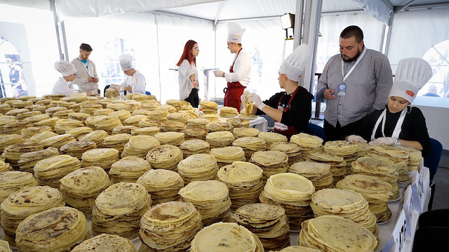 طباخون بوسنيون يقتحمون "غينيس" بـ12 ألف طبق "كريب"